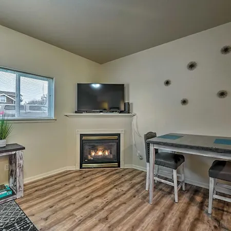 Central Apt Private Fireplace And Patio Access Anacortes Exterior photo
