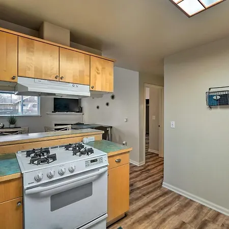 Central Apt Private Fireplace And Patio Access Anacortes Exterior photo